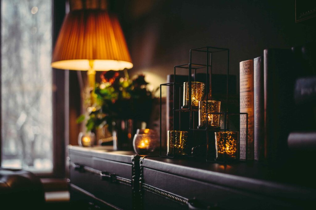 книги и лампа\u00a0